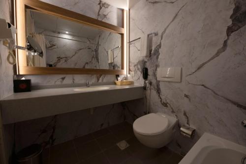 Standard Double Room image 6