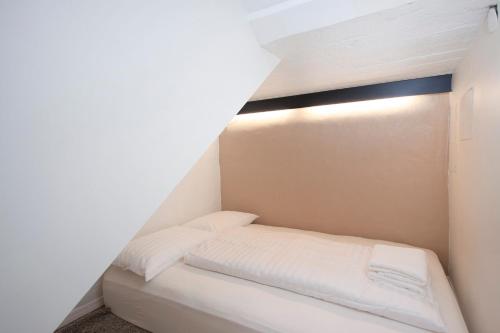 Studio Apartment image 6