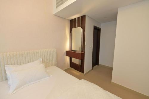La Vista Holiday Home with burj khalifa & fountain view, Dubai (photo 8)