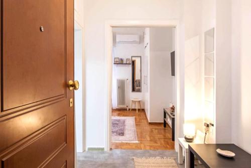 Minimal and cozy Home in Zografou - image 11