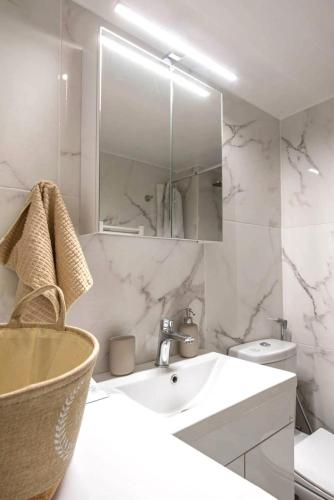 Minimal and cozy Home in Zografou - image 12