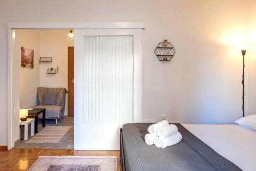 Minimal and cozy Home in Zografou - image 10