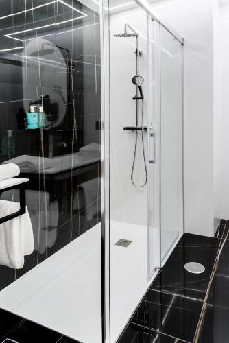 Deluxe One-Bedroom Apartment image 6