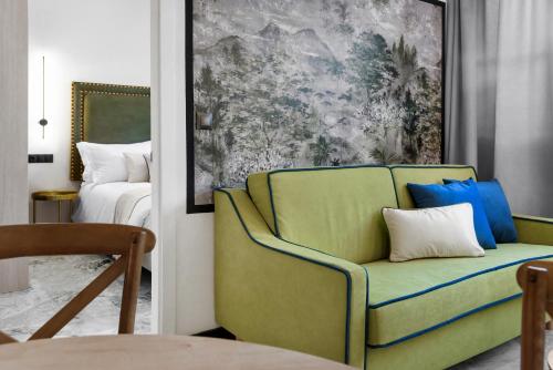 Deluxe One-Bedroom Apartment image 1