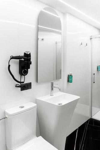 Deluxe Two-Bedroom Apartment image 7