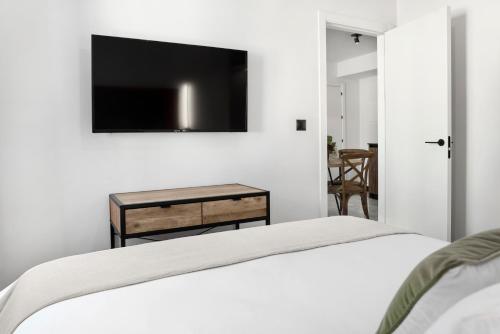 Deluxe Two-Bedroom Apartment image 5