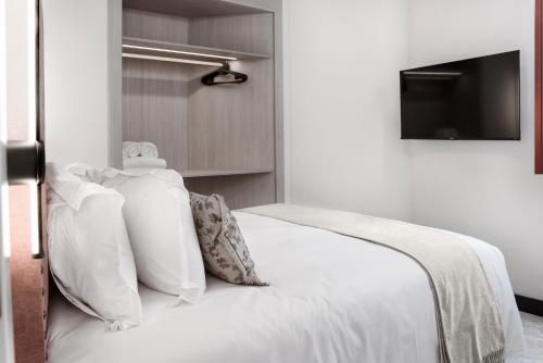 Deluxe Two-Bedroom Apartment image 4