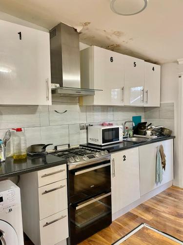 Cozy Double Room in Colindale - image 5
