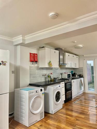 Cozy Double Room in Colindale - image 3