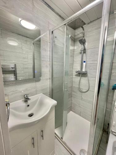 Cozy Double Room in Colindale - image 2