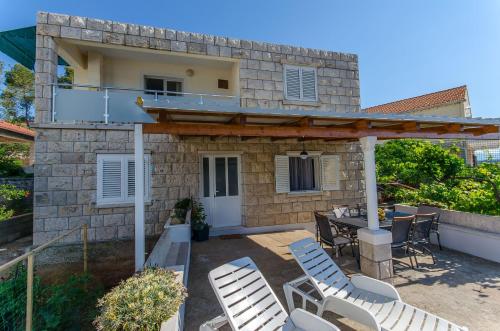 Apartment Sunny - 50 m from sea
