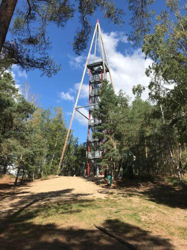 Naturheilcamp Götzer Berge (Moderne Ferienwohnungen mit Terrasse, Pool, Wallbox & Spielplatz in den Gotzer Bergen - ideal fur Ih) in 格羅斯克魯茨/哈維爾