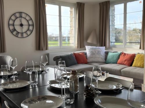 設施, Grand apt lumineux avec extérieur centre bourg 600 m plage proche Omaha Beach et pointe du Hoc (Les sables d'or Grand apt lumineux bien equipe 1er etage vue panoramique sur campagne pres superette) in 濱海維耶維爾