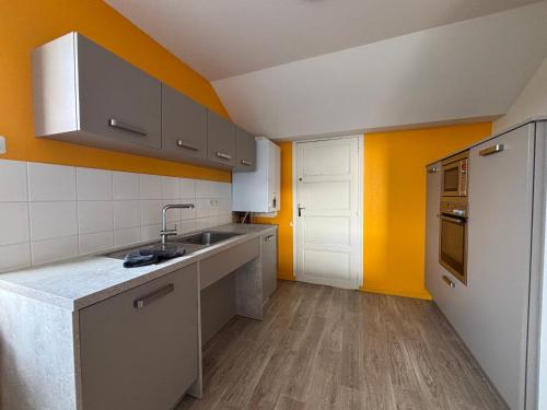 廚房, Grand apt lumineux avec extérieur centre bourg 600 m plage proche Omaha Beach et pointe du Hoc (Les sables d'or Grand apt lumineux bien equipe 1er etage vue panoramique sur campagne pres superette) in 濱海維耶維爾