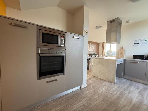 廚房, Grand apt lumineux avec extérieur centre bourg 600 m plage proche Omaha Beach et pointe du Hoc (Les sables d'or Grand apt lumineux bien equipe 1er etage vue panoramique sur campagne pres superette) in 濱海維耶維爾