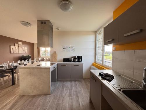 廚房, Grand apt lumineux avec extérieur centre bourg 600 m plage proche Omaha Beach et pointe du Hoc (Les sables d'or Grand apt lumineux bien equipe 1er etage vue panoramique sur campagne pres superette) in 濱海維耶維爾