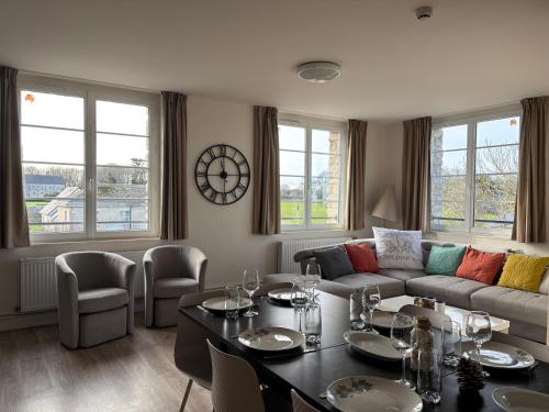 Grand apt lumineux avec extérieur centre bourg 600 m plage proche Omaha Beach et pointe du Hoc (Les sables d'or Grand apt lumineux bien equipe 1er etage vue panoramique sur campagne pres superette) in 濱海維耶維爾