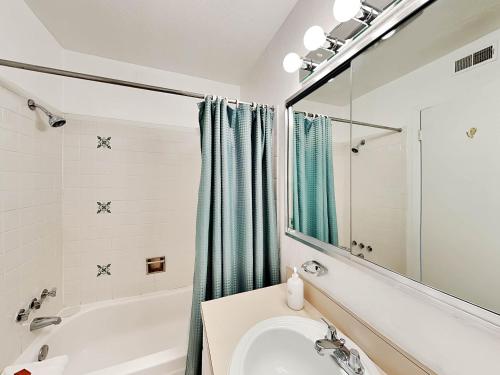 Artist Road #18 2 Bedrooms Sleeps 4 Flat Screen TV Pool Access WiFi - image 2