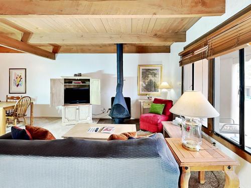 Artist Road #18 2 Bedrooms Sleeps 4 Flat Screen TV Pool Access WiFi - main image