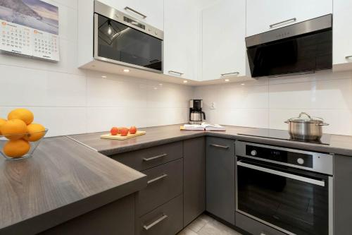 кухня, Stylowy Apartament z Ogrodem & Parkingiem by Noclegi Renters in Косаково