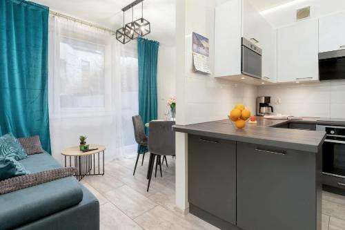 кухня, Stylowy Apartament z Ogrodem & Parkingiem by Noclegi Renters in Косаково