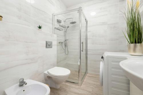 Душ, Stylowy Apartament z Ogrodem & Parkingiem by Noclegi Renters in Косаково