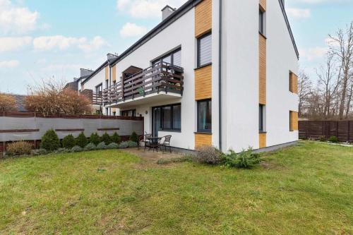 Зовнішній вигляд готелю, Stylowy Apartament z Ogrodem & Parkingiem by Noclegi Renters in Косаково