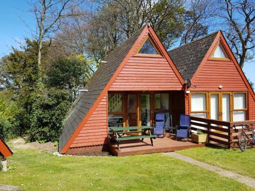 Chalet 11, Deal