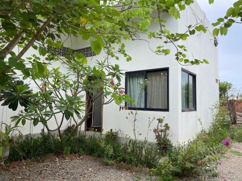 Private Room with in-suite Bathroom - Lovely House with Garden, Phumĭ Réach Born (fotografie 3)
