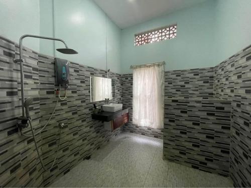 Private Room with in-suite Bathroom - Lovely House with Garden, Phumĭ Réach Born (fotografie 4)