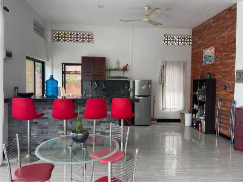 Private Room with in-suite Bathroom - Lovely House with Garden, Phumĭ Réach Born (fotografie 5)