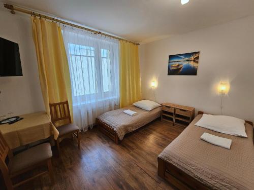2 twin beds