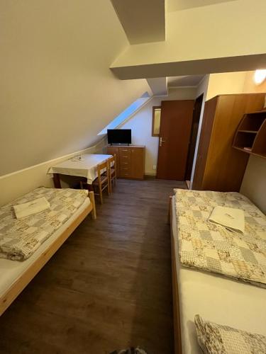 4 twin beds