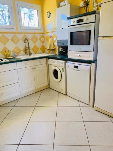 Kitchen, Rez de villa SAINT RAPHAEL near Le Coelacanthe