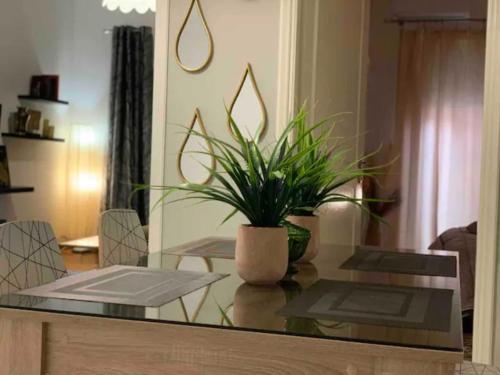 2 Bedrooms Apartment Center of Athens 5 min Subway, Atény