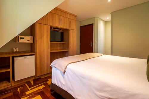 Luxury Double Room with Spa Bath image 4