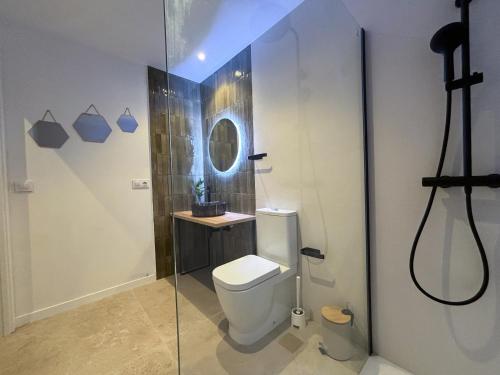 Studio Apartment with Queen Bed image 10