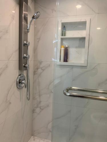 ฝักบัว, 2-bedroom entire suite in Toronto- free parking! near สวนสัตว์โตรอนโต