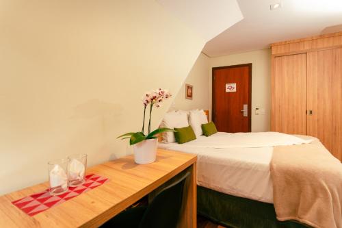 Budget Double Room image 7