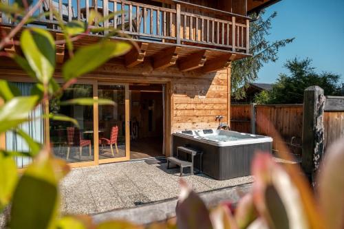 陽台/露台, Wellness Chalet mit Whirlpool und Sauna bei Salzburg und Berchtesgaden in 阿因林格