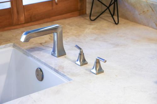 Fairway Hideaway with Lake Mountain Views