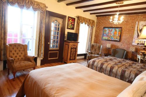 Queen Room with Two Queen Beds image 5