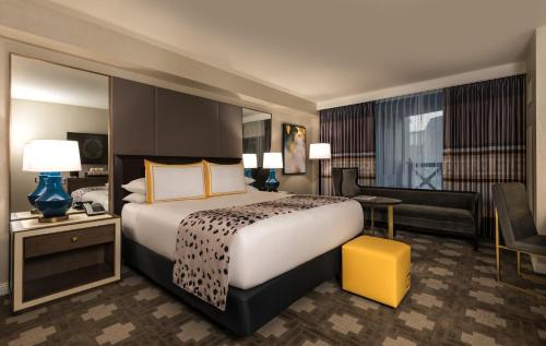 Julius Deluxe Room King Non-Smoking Mobility Roll-In