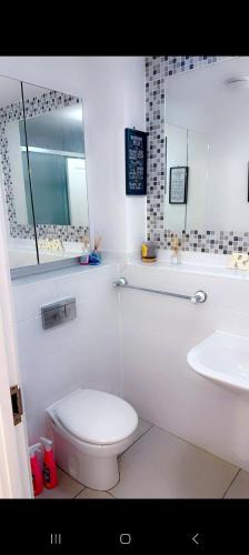 Cozy Modern Luxe Escape in Lee Chapel North