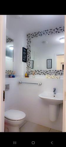 Cozy Modern Luxe Escape in Lee Chapel North