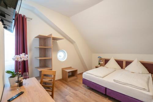 Hotel Restaurant Schwert Room Type - Triple Room