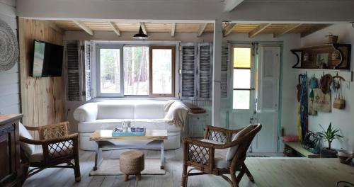 Felles stue/TV-område, Cabin in peaceful environment, 400mt from the sea! in La Paloma