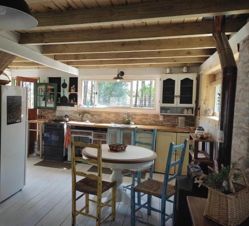 Felles stue/TV-område, Cabin in peaceful environment, 400mt from the sea! in La Paloma