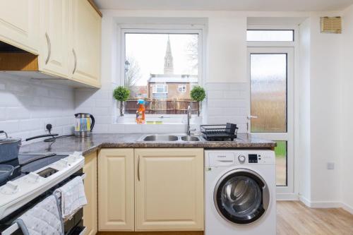 设施服务, 3BR, Leamington Spa, Central, Driveway, WiFi in 利明顿温泉镇