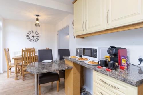 设施服务, 3BR, Leamington Spa, Central, Driveway, WiFi in 利明顿温泉镇